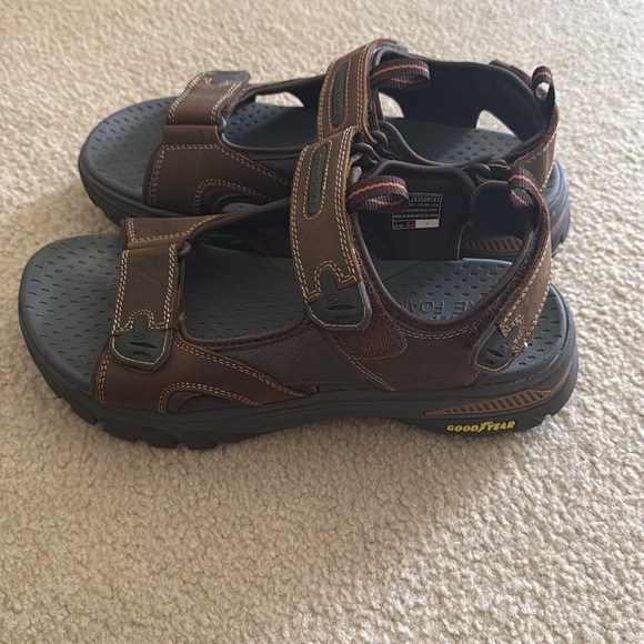 NWOB Skechers Sandals Mens Goodyear Relaxed Fit Brown Adjustable - Size 10 - Picture 2 of 9